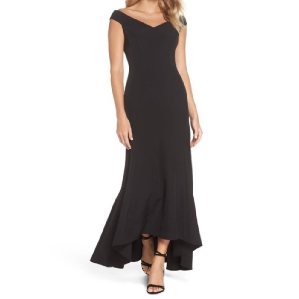 Vince Camuto Off the Shoulder Trumpet Gown